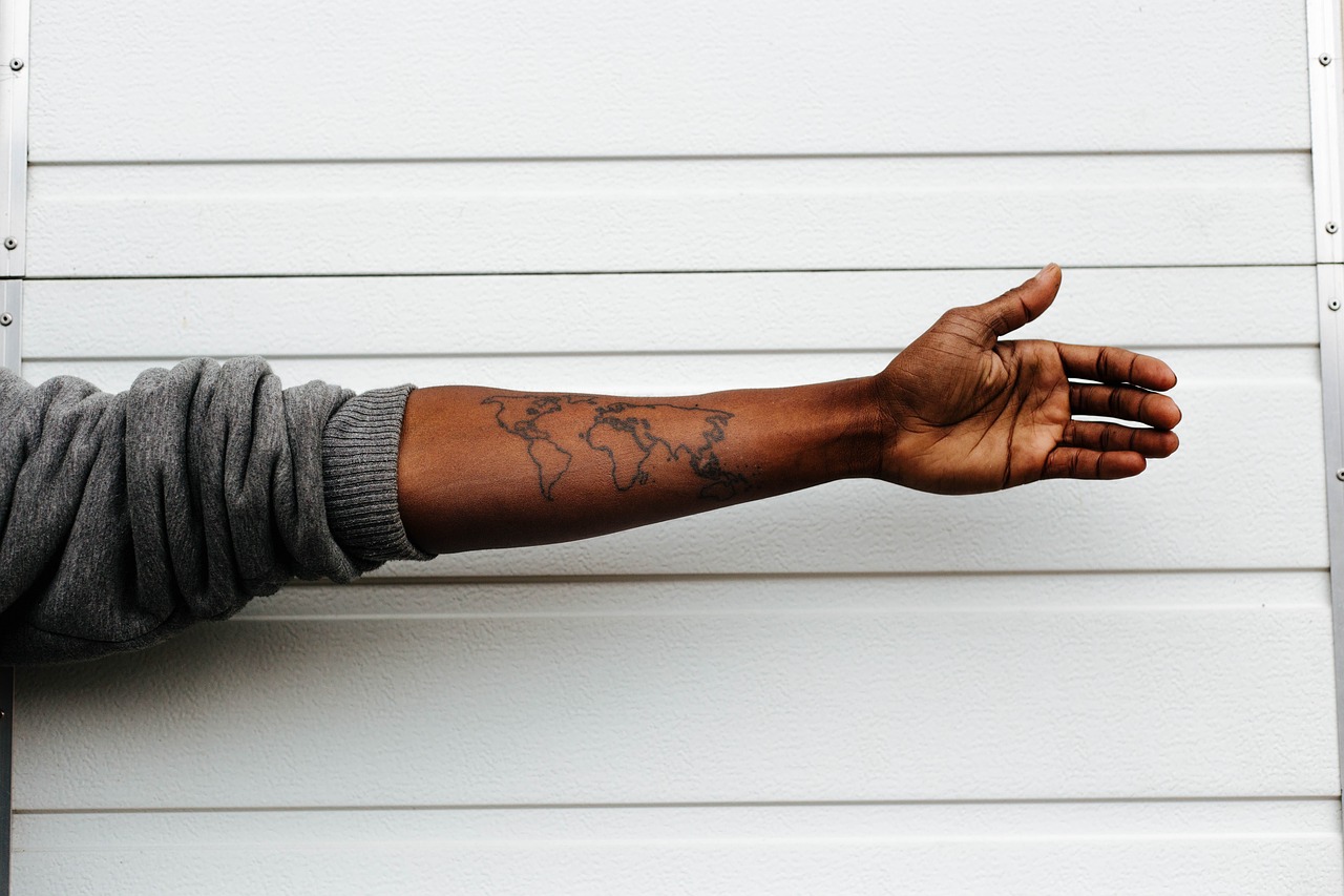 Tatuaże na nadgarstku dla mężczyzn: Maskuliność i styl