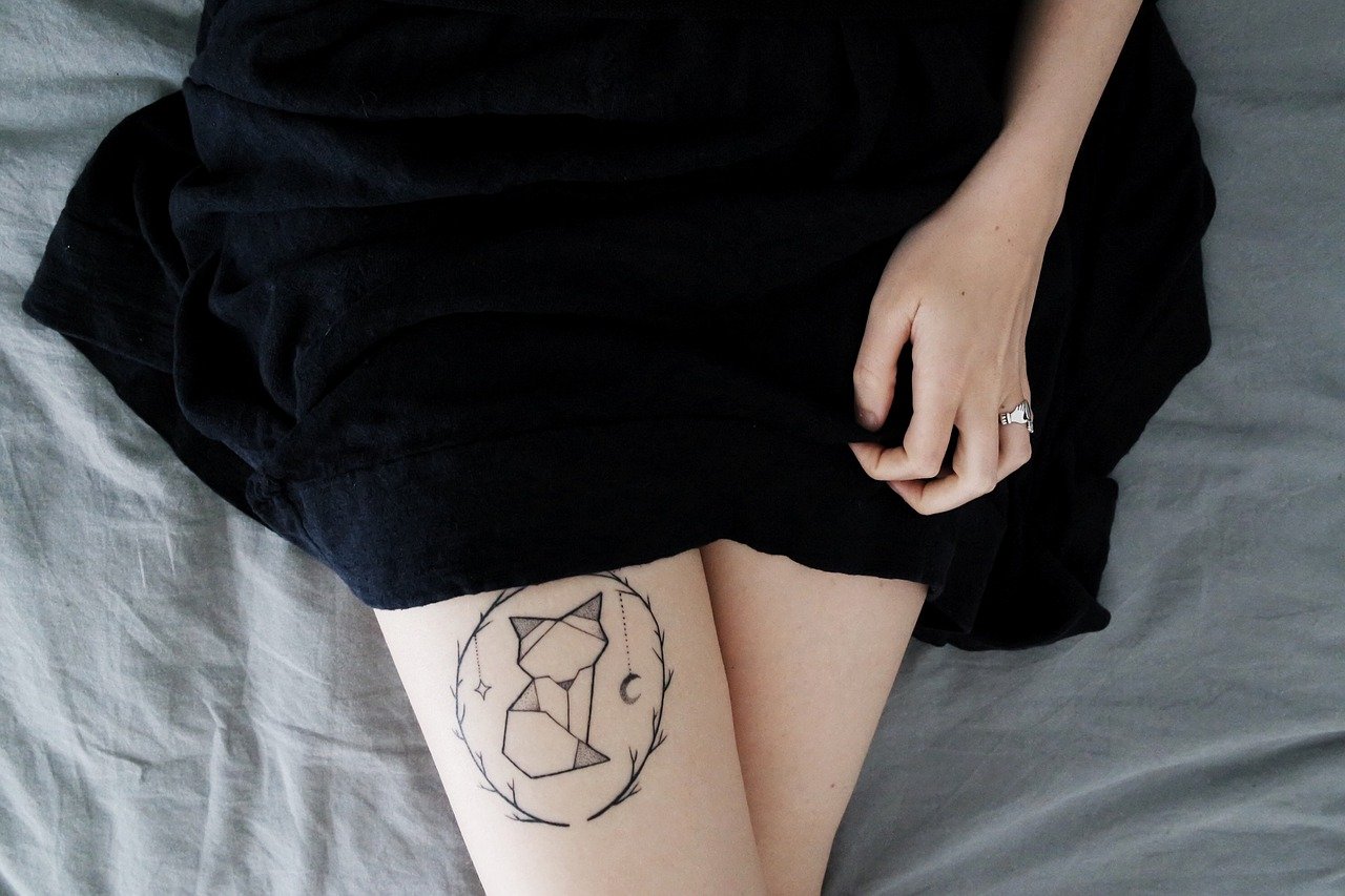 Stylowe tatuaże na kostce – subtelność na delikatnym miejscu