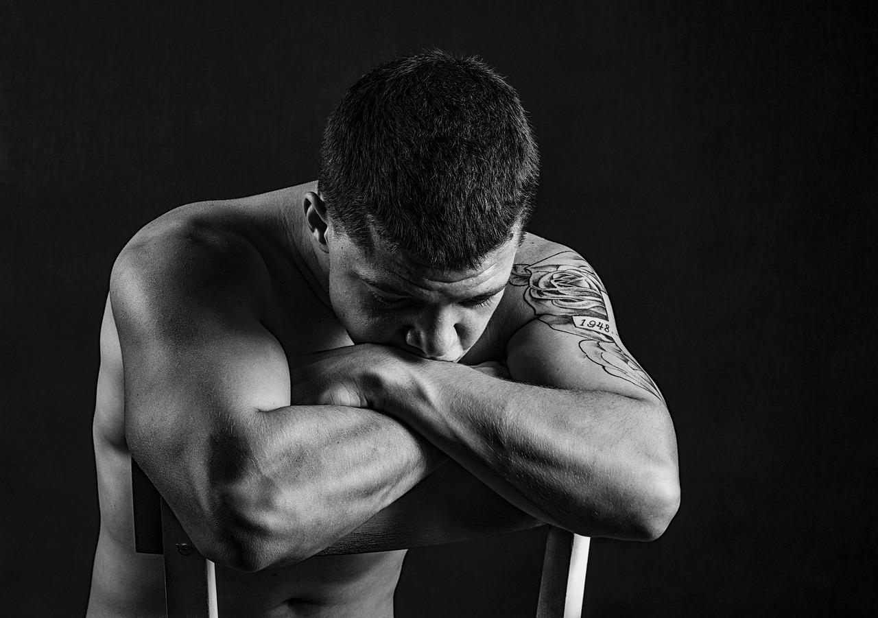 Tatuaże na przedramieniu dla mężczyzn: Męska siła i indywidualność
