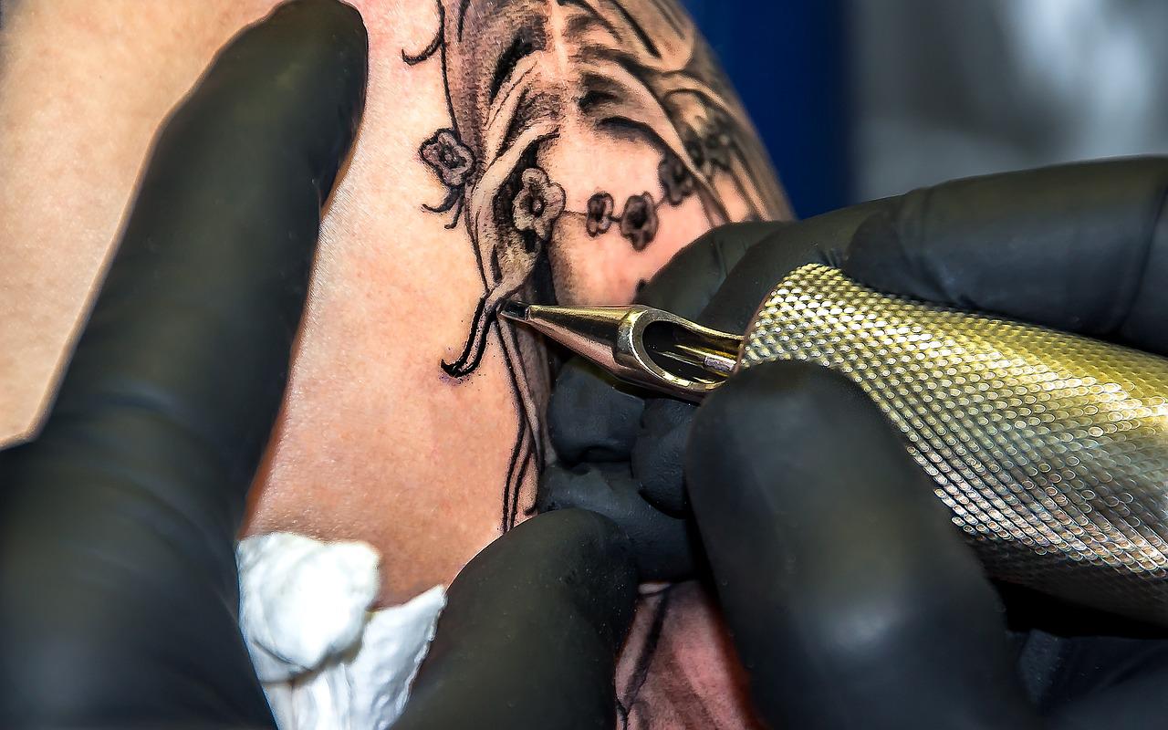 Najpiękniejsze wzory tatuaży na klatce piersiowej: Inspiracje dla mężczyzn