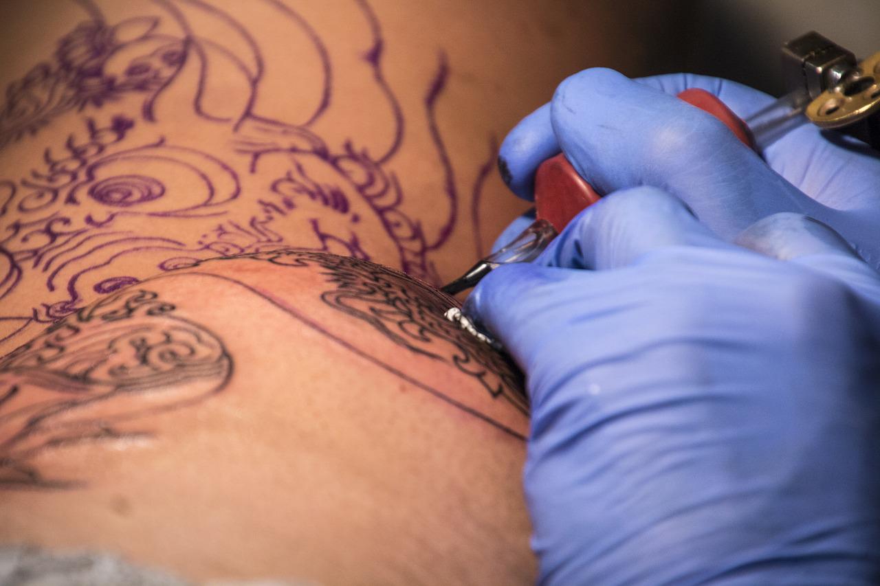 Jak tworzyć tatuaże dla mężczyzn – instrukcje krok po kroku