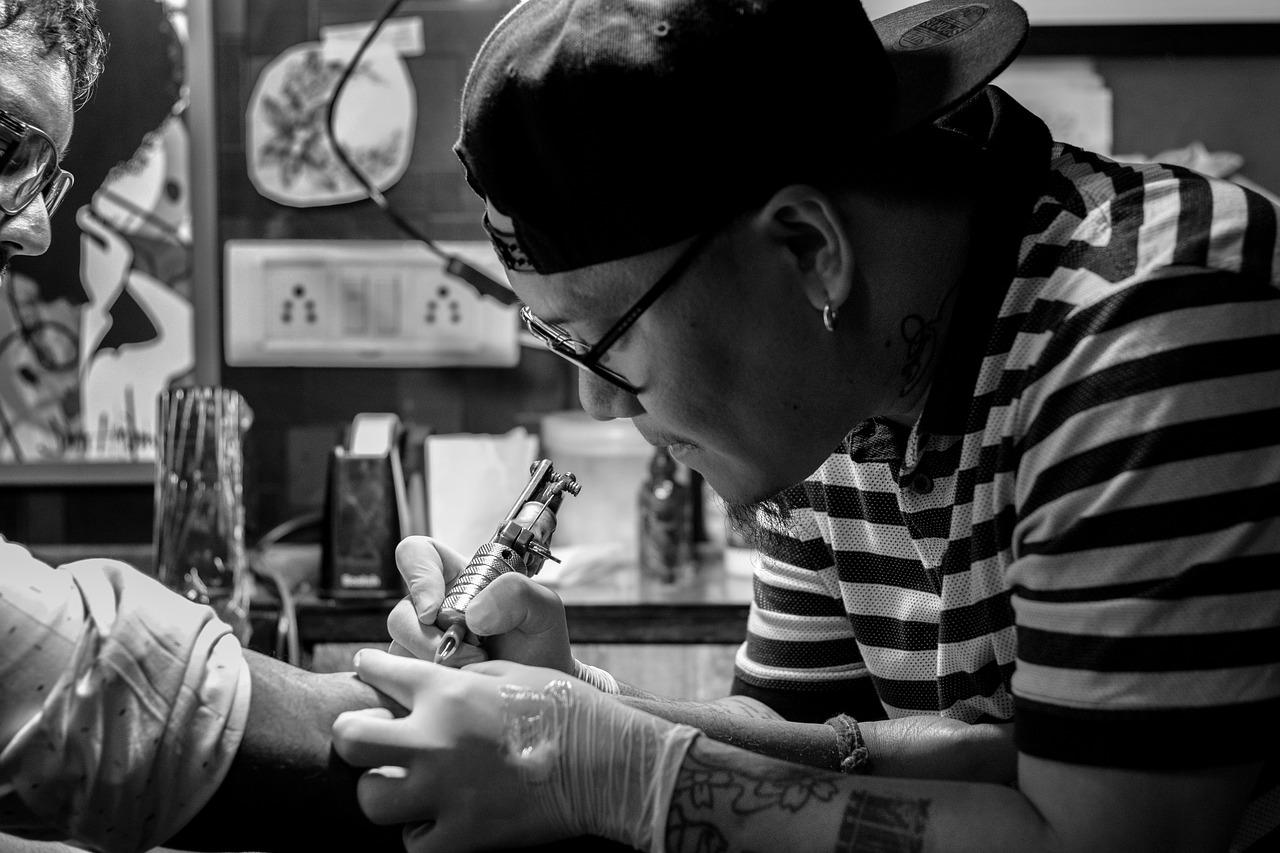 Tatuaże na rękawie: Wielowarstwowe wzory i kompleksowe projekty